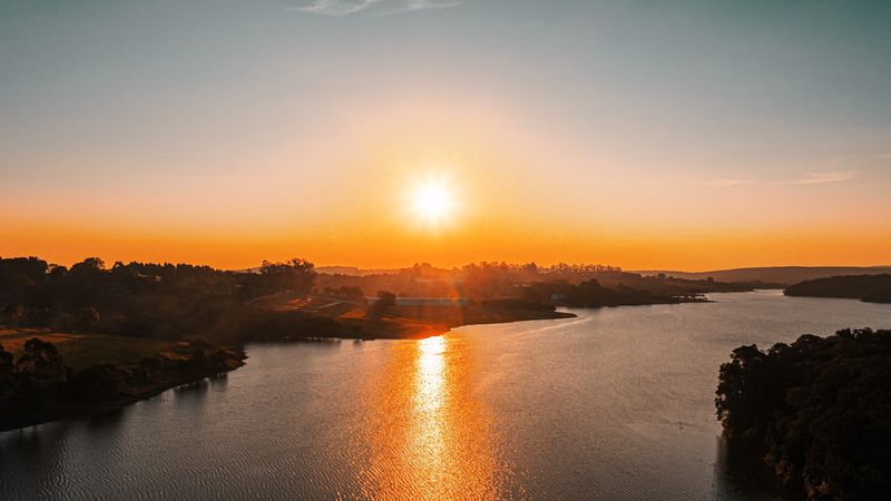 Pôr do sol refletido em um lago