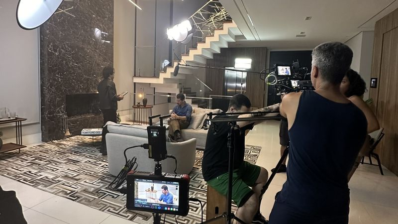 Set em uma sala com iluminação de cinema e microfone boom