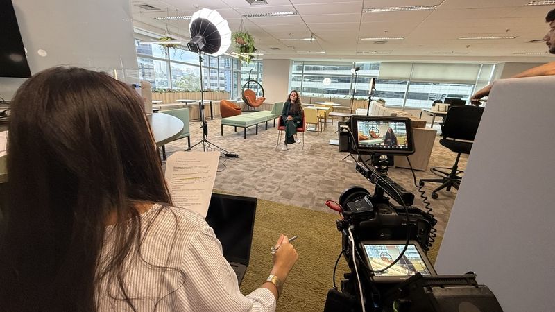 Gravação de entrevista corporativa em escritório
