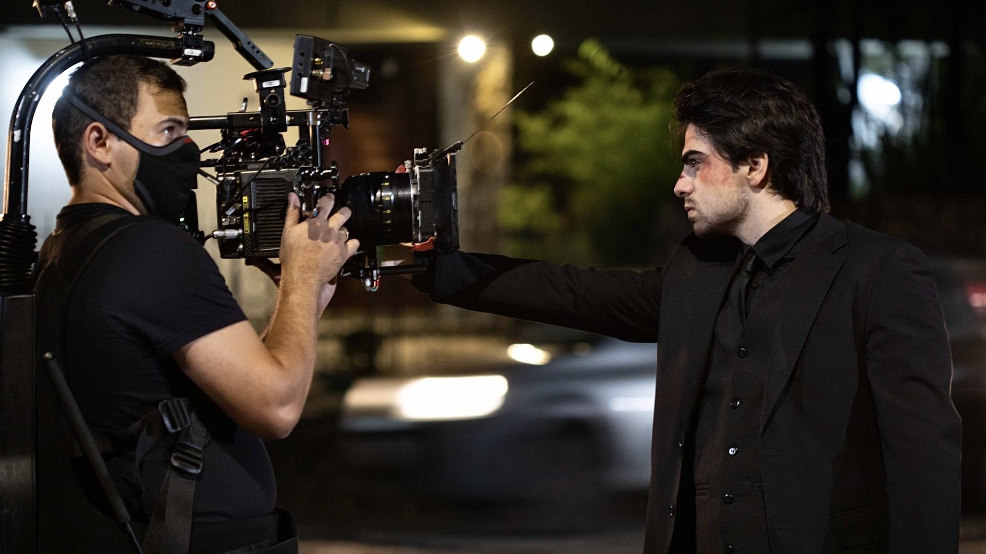 Bastidores: operador de steadicam filma ator em cena noturna